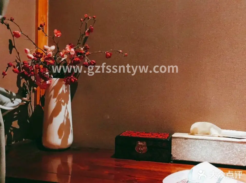 桑拿房外的休息区