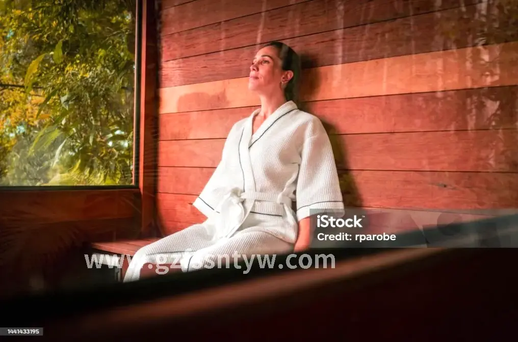 技师在为顾客提供专业按摩服务