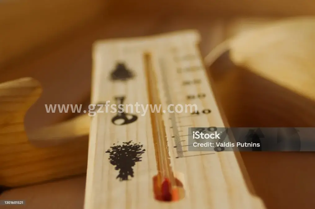 桑拿师进行按摩