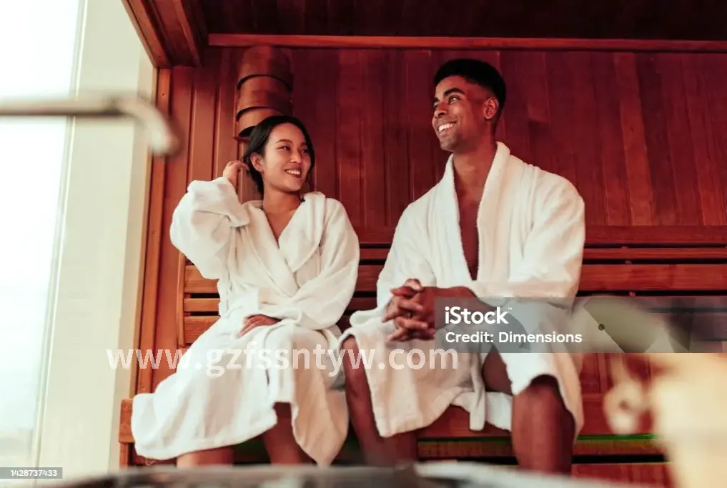 享受桑拿的顾客